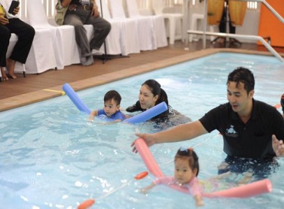 baby swimming family games_highlight 8