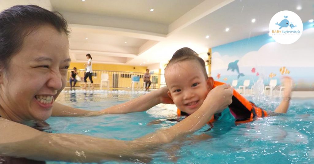 สนุกกับการเรียนรู้ทักษะการว่ายน้ำอย่างเป็นขั้นตอน baby swimming