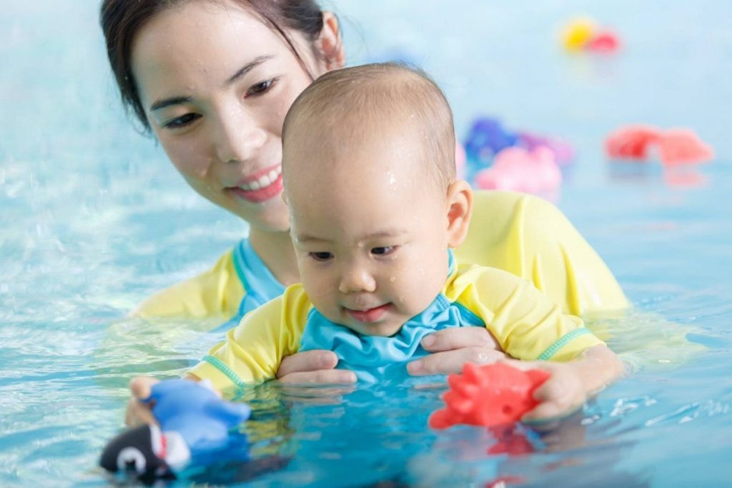 3.เริ่มเรียนว่ายน้ำได้ตั้งแต่อายุ 4 เดือน ถึง 6 ขวบ Baby Swimming